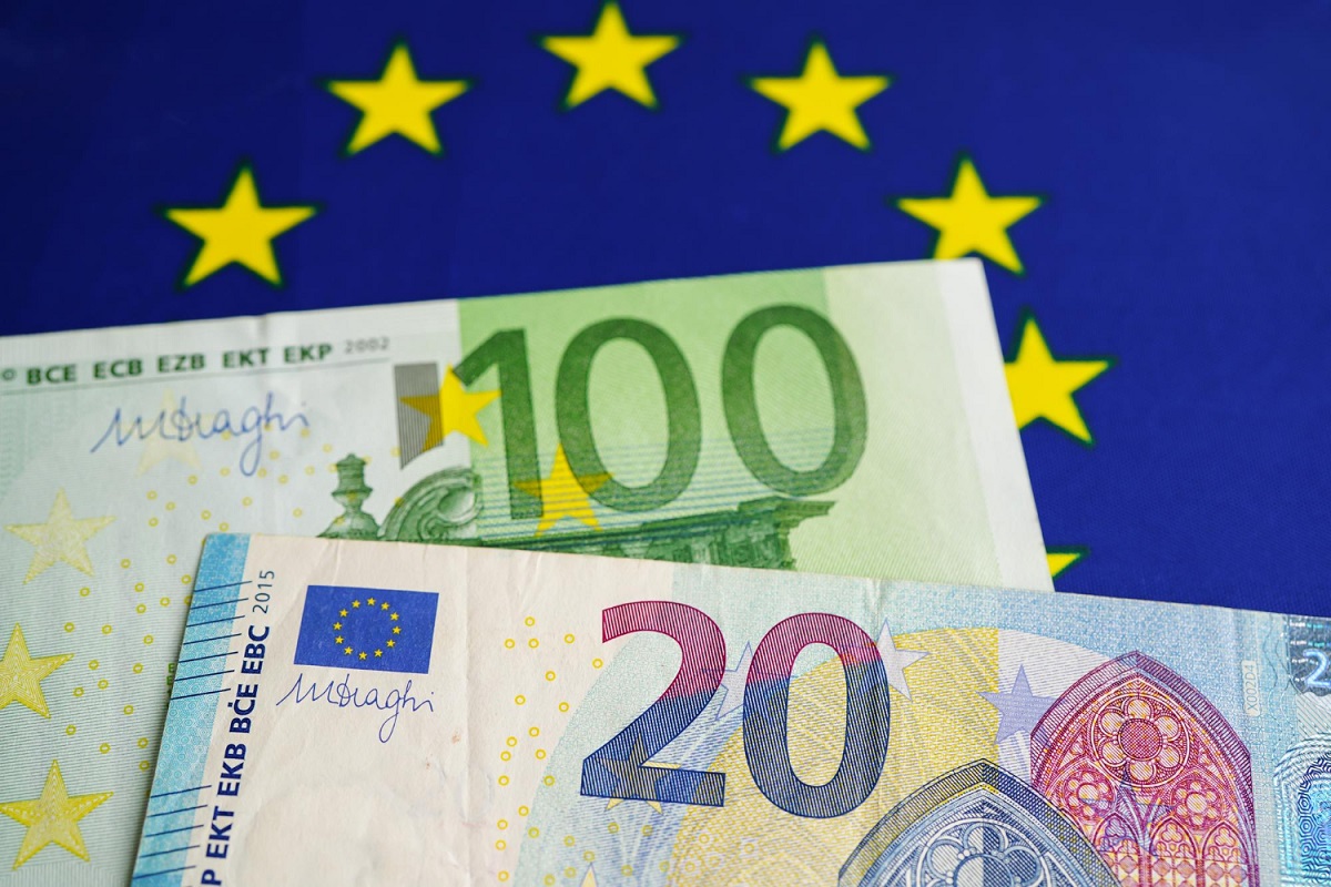 euro na tle flagi UE