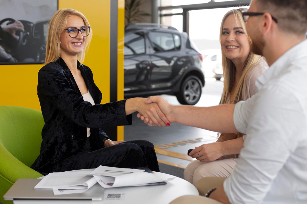 para zadowolonych klientów podpisała umowę o leasing samochodu