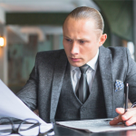 Mężczyzna analizujący umowę kredytową