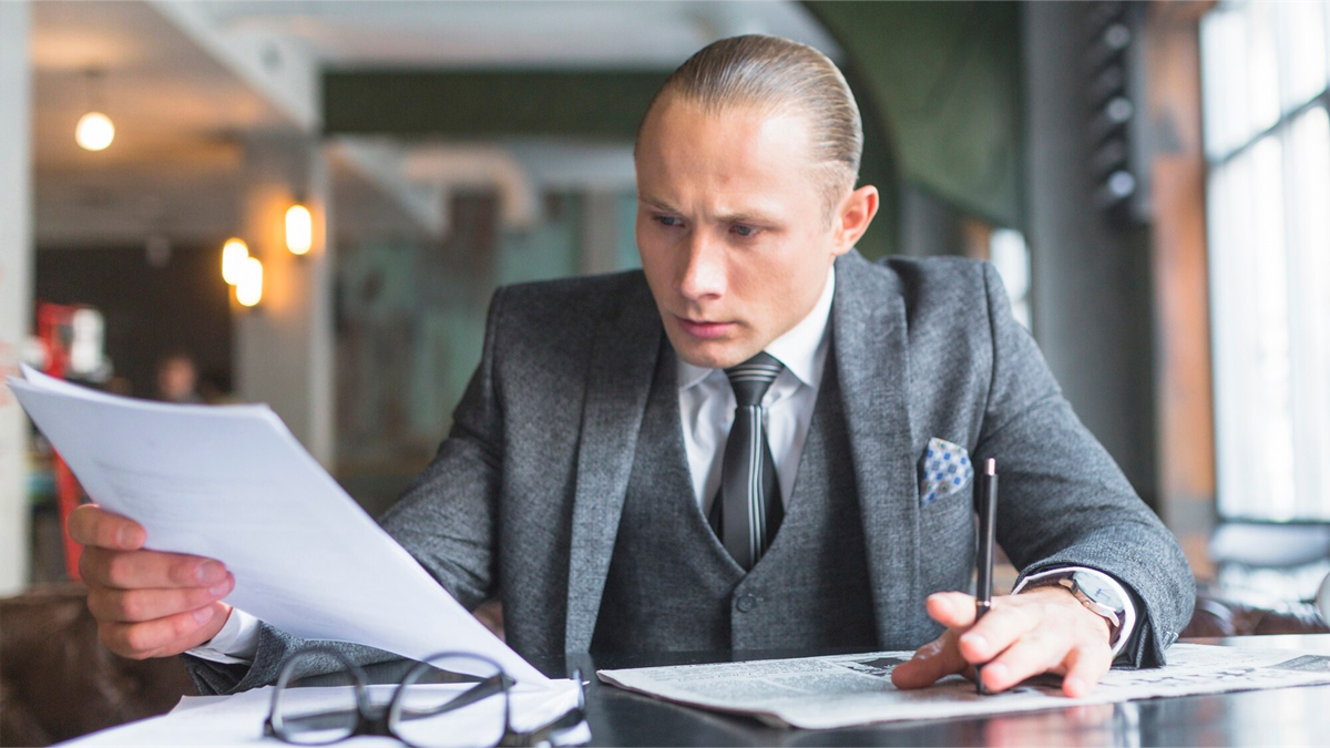 Mężczyzna analizujący umowę kredytową