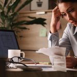 kobieta analizująca dokumenty