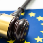 młotek sędziego na unijnej fladze