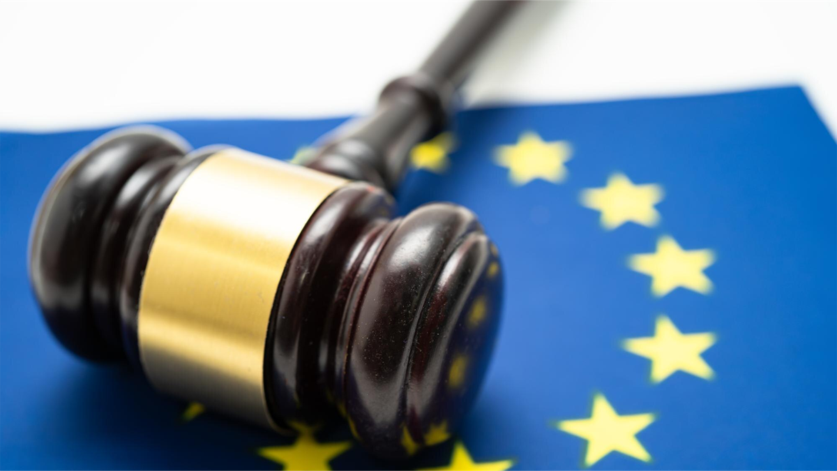 młotek sędziego na unijnej fladze