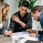 Prawnicy analizujący umowę kredytu