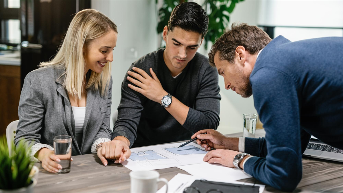 Prawnicy analizujący umowę kredytu